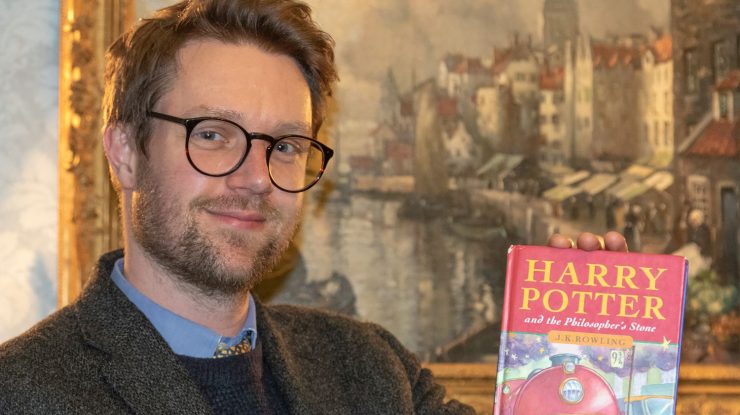 O copie rară a primei cărți din seria „Harry Potter”, scoasă la vânzare pentru 250.000 de dolari