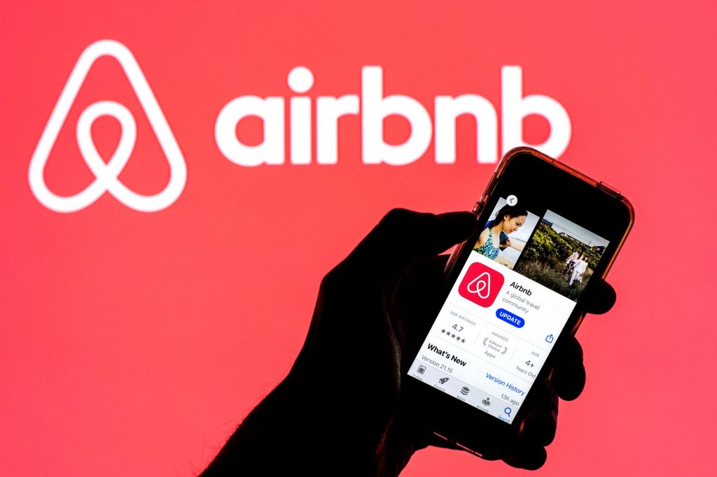 Utilizatorii Airbnb nu vor mai avea voie să facă petreceri în locuințe