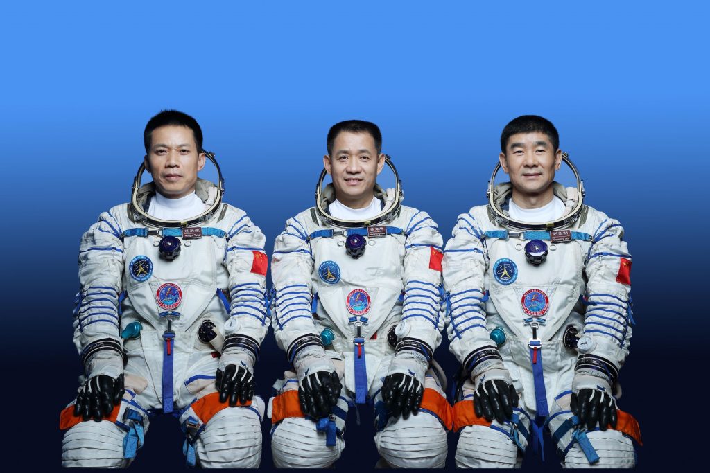 astronauți în spațiu