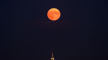 „Strawberry Moon” va lumina cerul în această săptămână