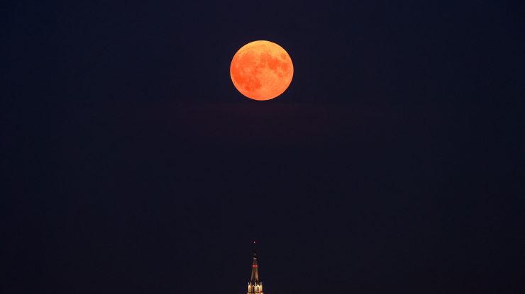 „Strawberry Moon” va lumina cerul în această săptămână