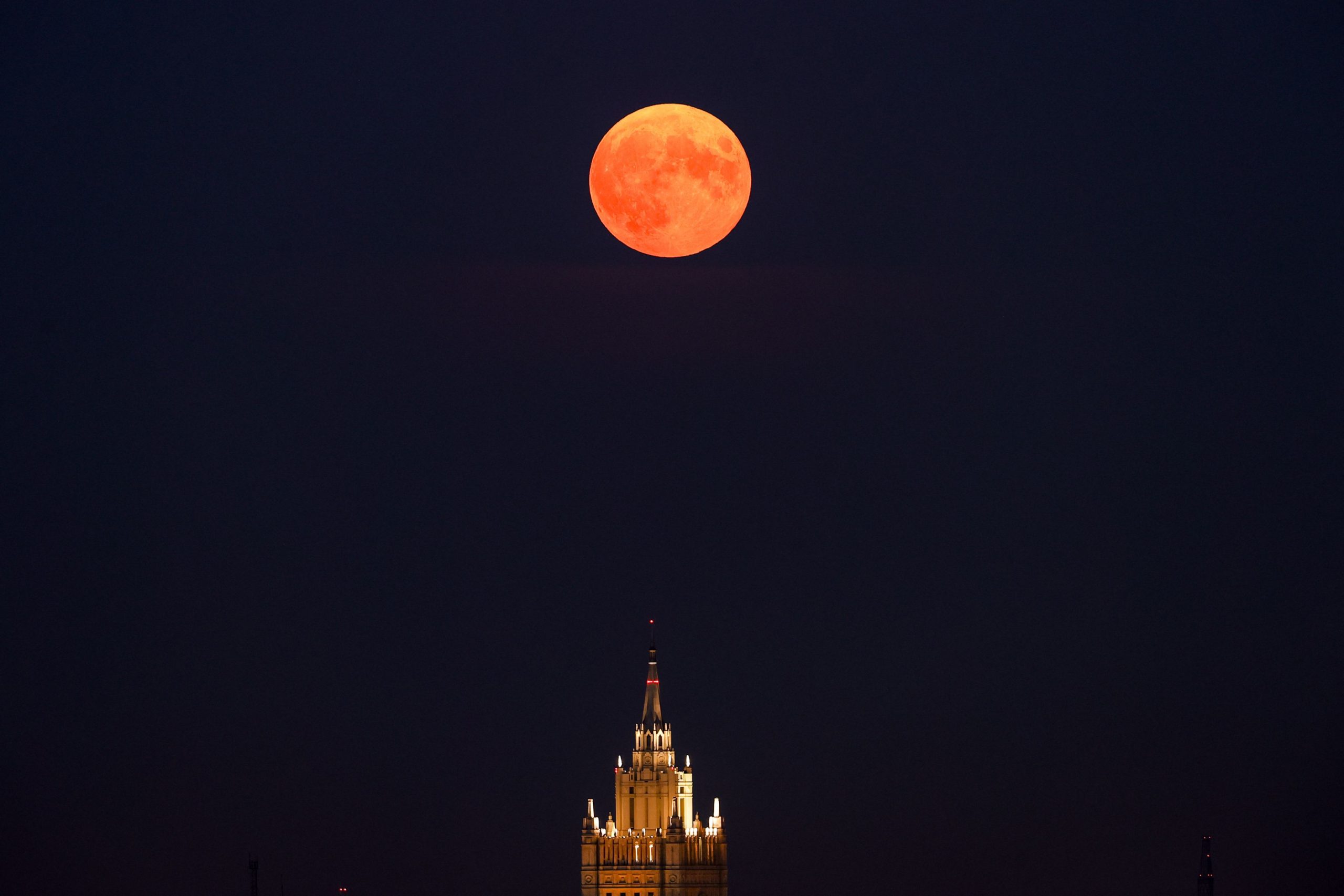 „Strawberry Moon” va lumina cerul în această săptămână
