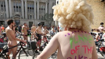 Sute de biciclisti dezbracati au pedalat în Mexic în semn de protest