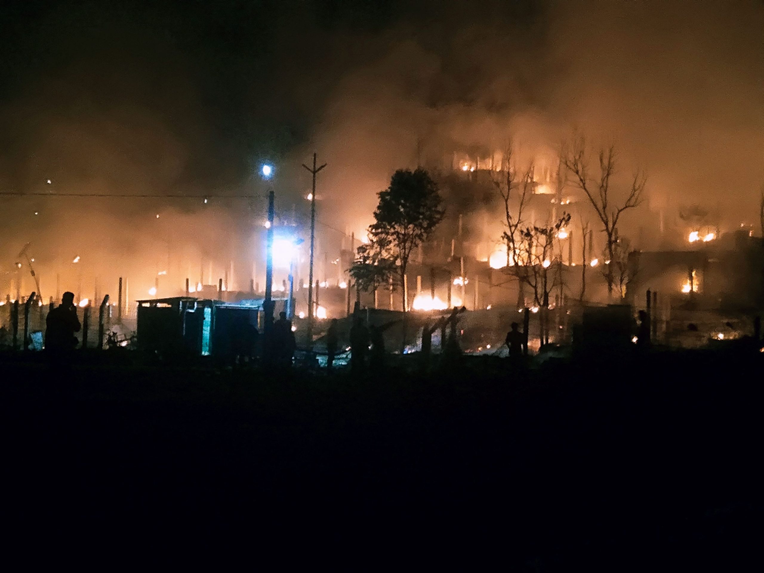 Incendiu la o hală de producţie a mobilei în Prahova. Intervenţie dificilă din cauza materialelor combustibile şi a suprafeţei mari