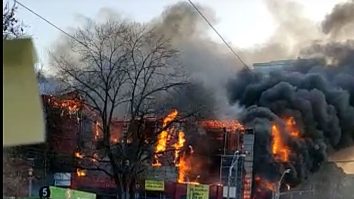 Incendiu puternic la clădirea APACA din București. Pompierii intervin cu mai multe autospeciale