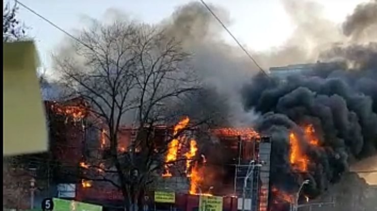 Incendiu puternic la clădirea APACA din București. Pompierii intervin cu mai multe autospeciale