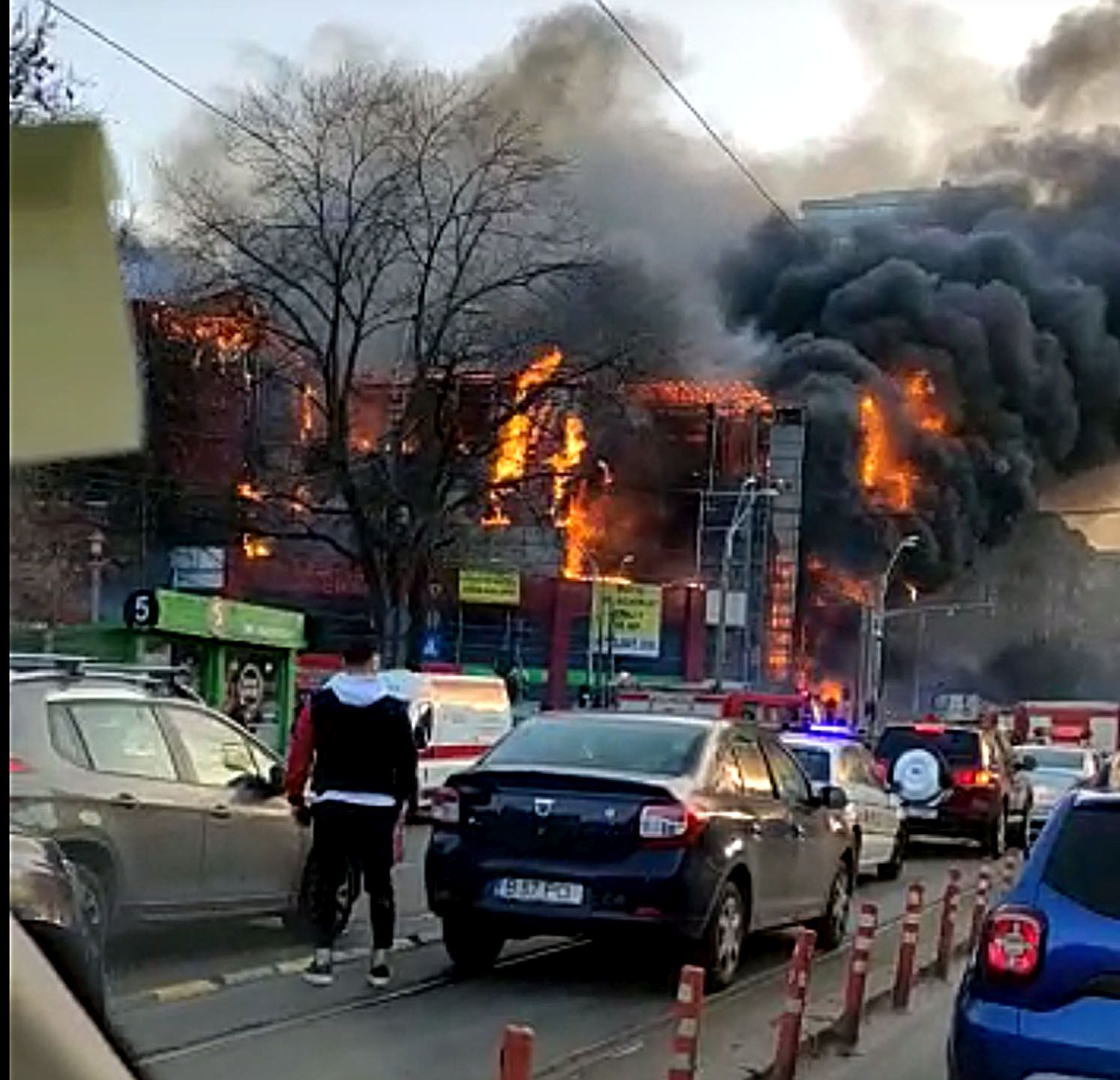 Incendiu puternic la clădirea APACA din București. Pompierii intervin cu mai multe autospeciale