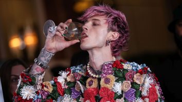 VIDEO. Machine Gun Kelly și-a spart un pahar de șampanie în față, la o petrecere