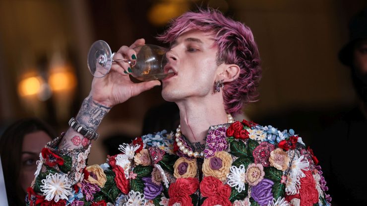 VIDEO. Machine Gun Kelly și-a spart un pahar de șampanie în față, la o petrecere