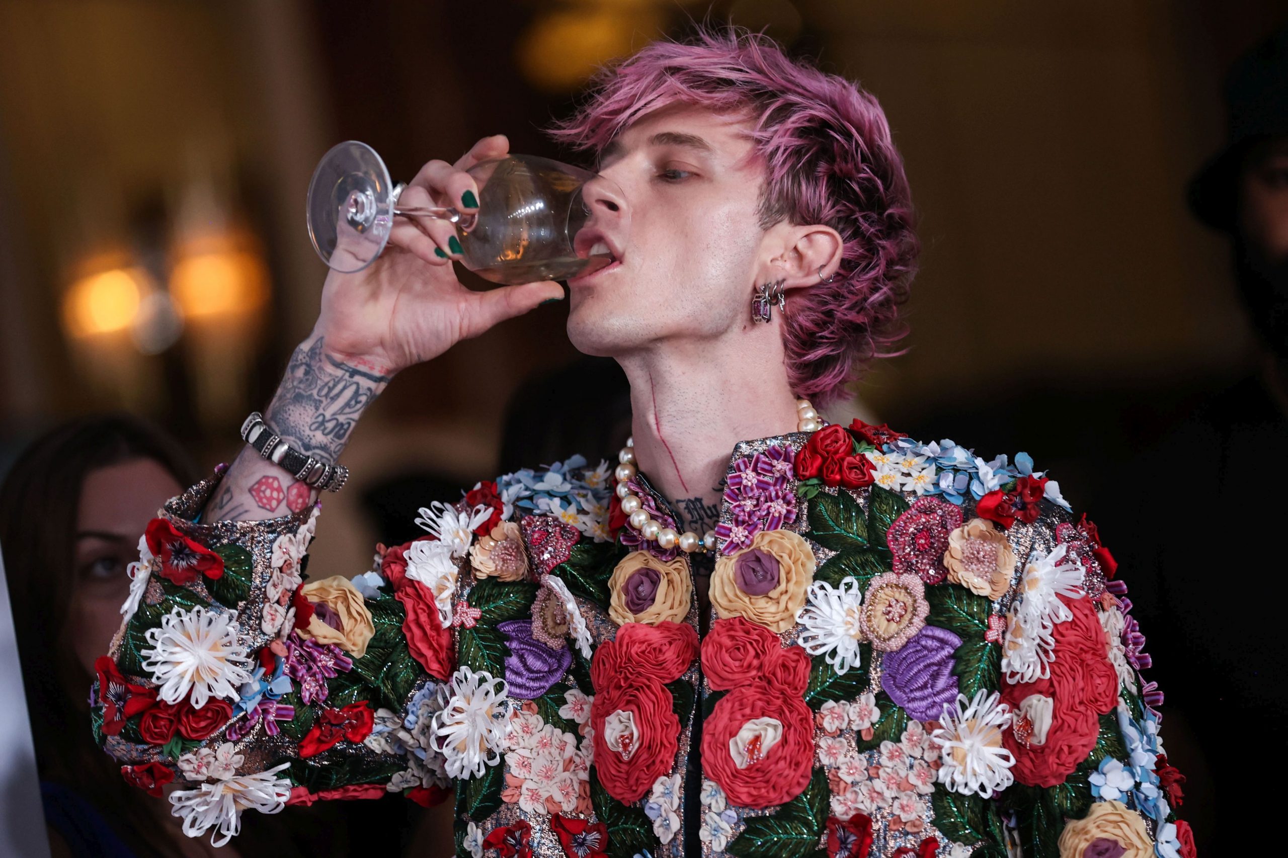 VIDEO. Machine Gun Kelly și-a spart un pahar de șampanie în față, la o petrecere
