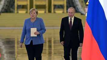 Angela Merkel a vorbit despre relaţia cu Vladimir Putin. Fostul cancelar susţine că nu are „nimic pentru care să îşi ceară scuze”
