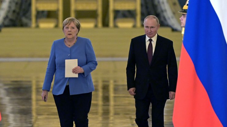 Angela Merkel a vorbit despre relaţia cu Vladimir Putin. Fostul cancelar susţine că nu are „nimic pentru care să îşi ceară scuze”