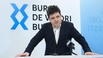 Reacția lui Nicușor Dan după ce a fost văzut că traversa prin loc nepermis, cu copilul în brațe: „Europol n-are altă treabă decât să promoveze filmarea”