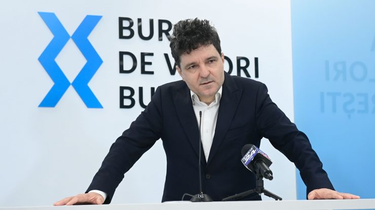 Reacția lui Nicușor Dan după ce a fost văzut că traversa prin loc nepermis, cu copilul în brațe: „Europol n-are altă treabă decât să promoveze filmarea”