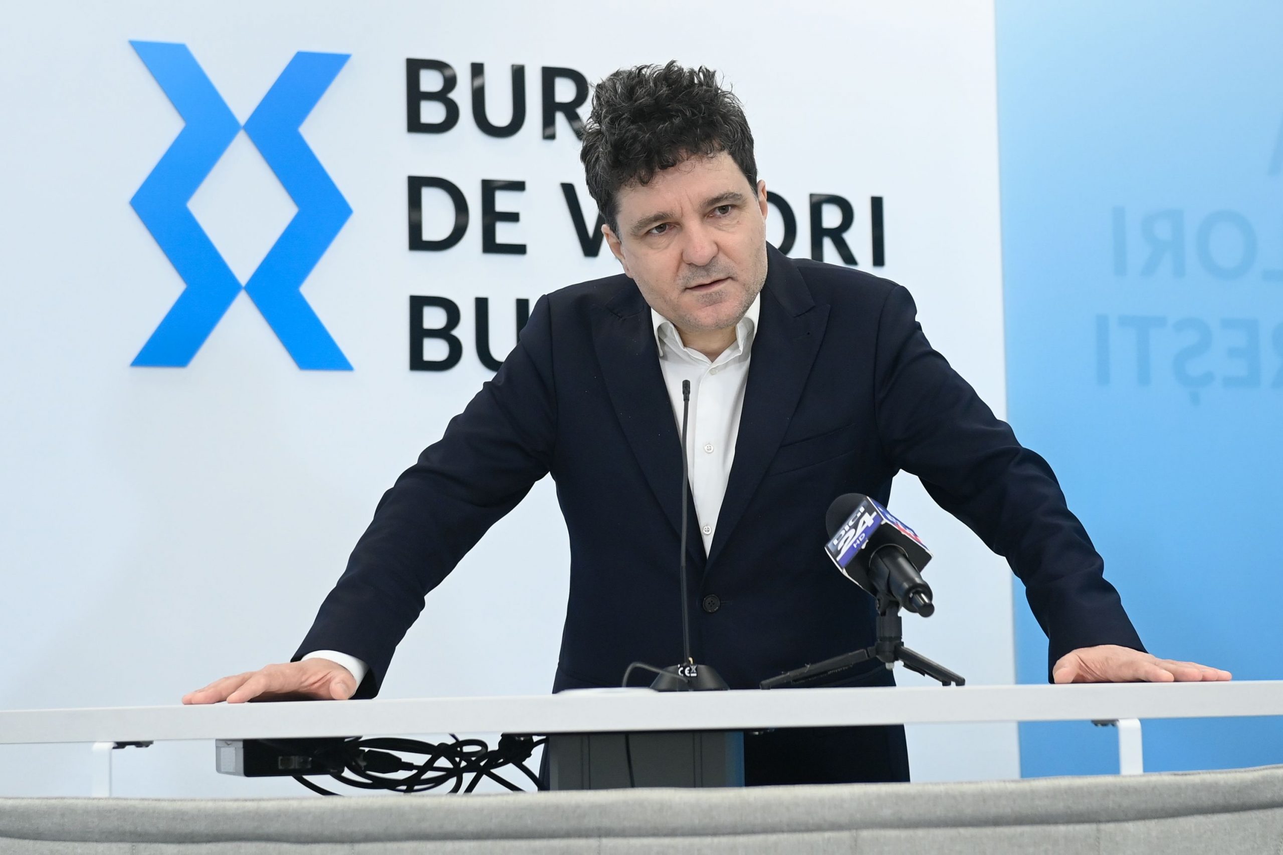 Reacția lui Nicușor Dan după ce a fost văzut că traversa prin loc nepermis, cu copilul în brațe: „Europol n-are altă treabă decât să promoveze filmarea”