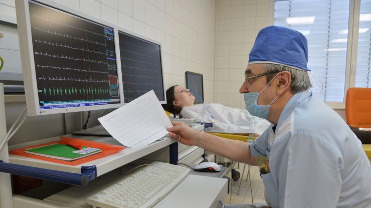 Un doctor englez a fost demis pentru că i-a cerut unei femei musulmane să-și îndepărteze vălul