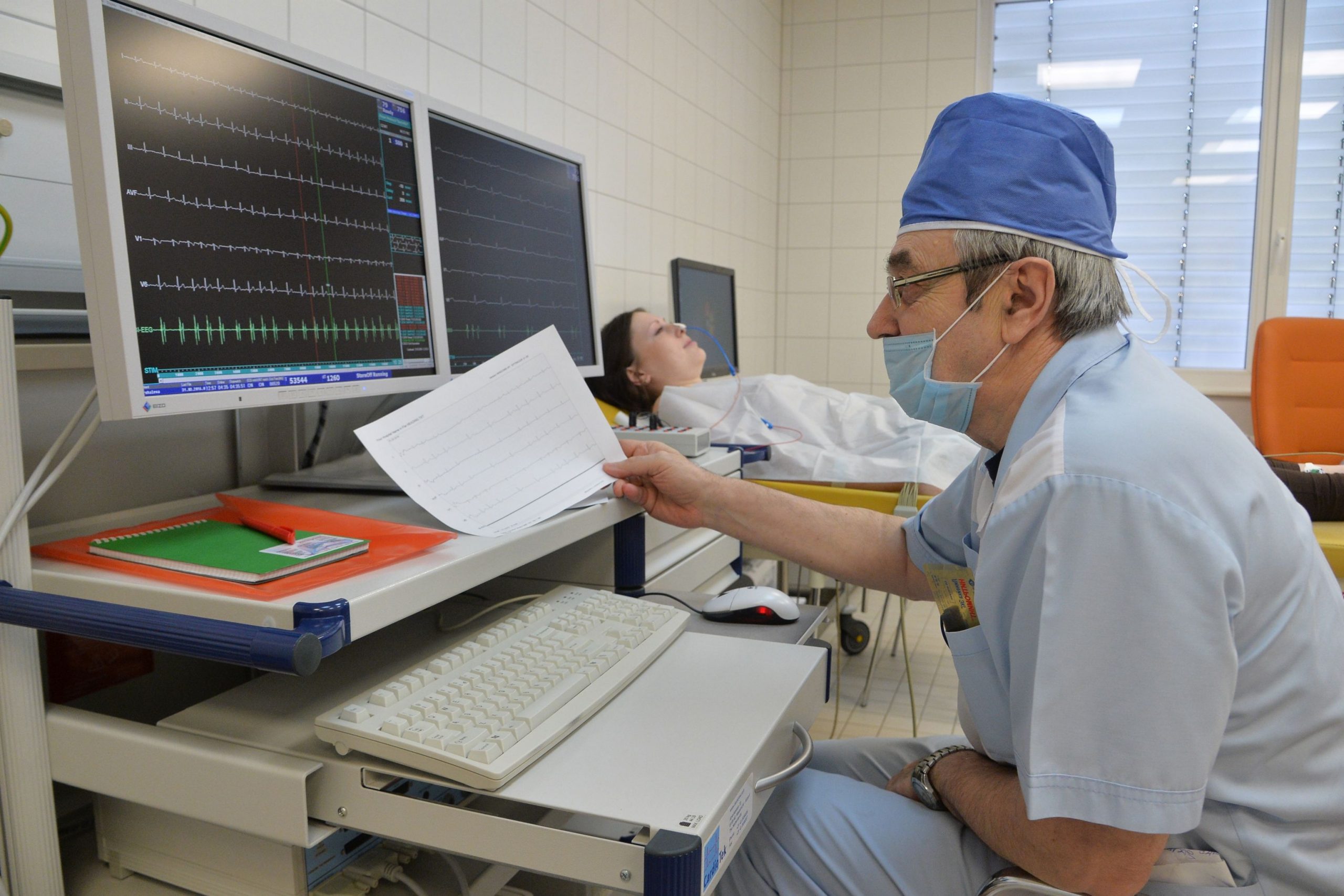 Un doctor englez a fost demis pentru că i-a cerut unei femei musulmane să-și îndepărteze vălul