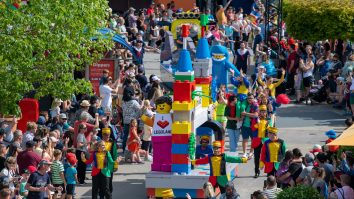 LEGO lansează campania „A-Z of Awesome”, un proiect care îi ajută pe fanii LGBTQ+ să vorbească despre identitate