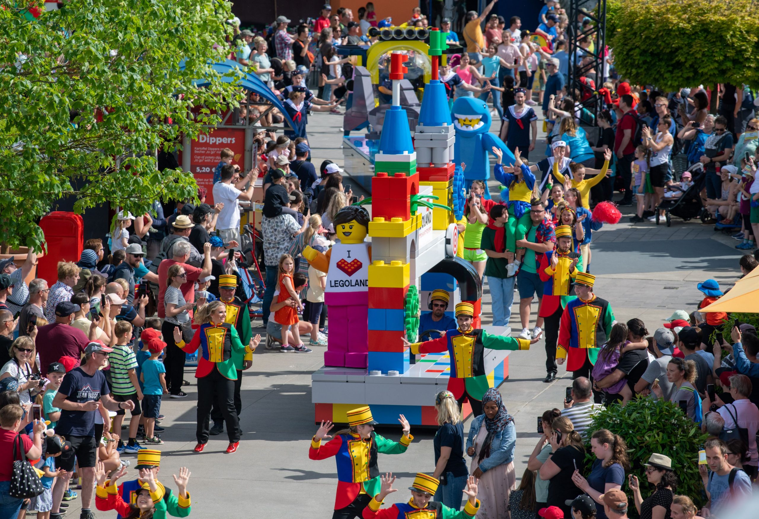 LEGO lansează campania „A-Z of Awesome”, un proiect care îi ajută pe fanii LGBTQ+ să vorbească despre identitate