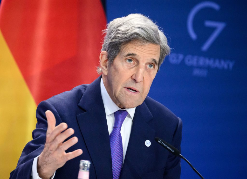 Kerry: Naţiunile nu trebuie să fie prizoniere ale dictatorilor din ţările producătoare de petrol