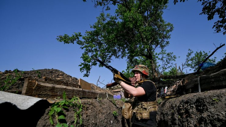 FOTO: Hepta. Forţele ruseşti aruncă în aer podurile de peste râul Doneţ pentru a împiedica Ucraina să aducă întăriri militare şi să livreze ajutoare civililor.