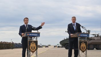 VIDEO. Macron și Iohannis au vizitat baza militară NATO de la Kogălniceanu, unde au susținut declarații de presă