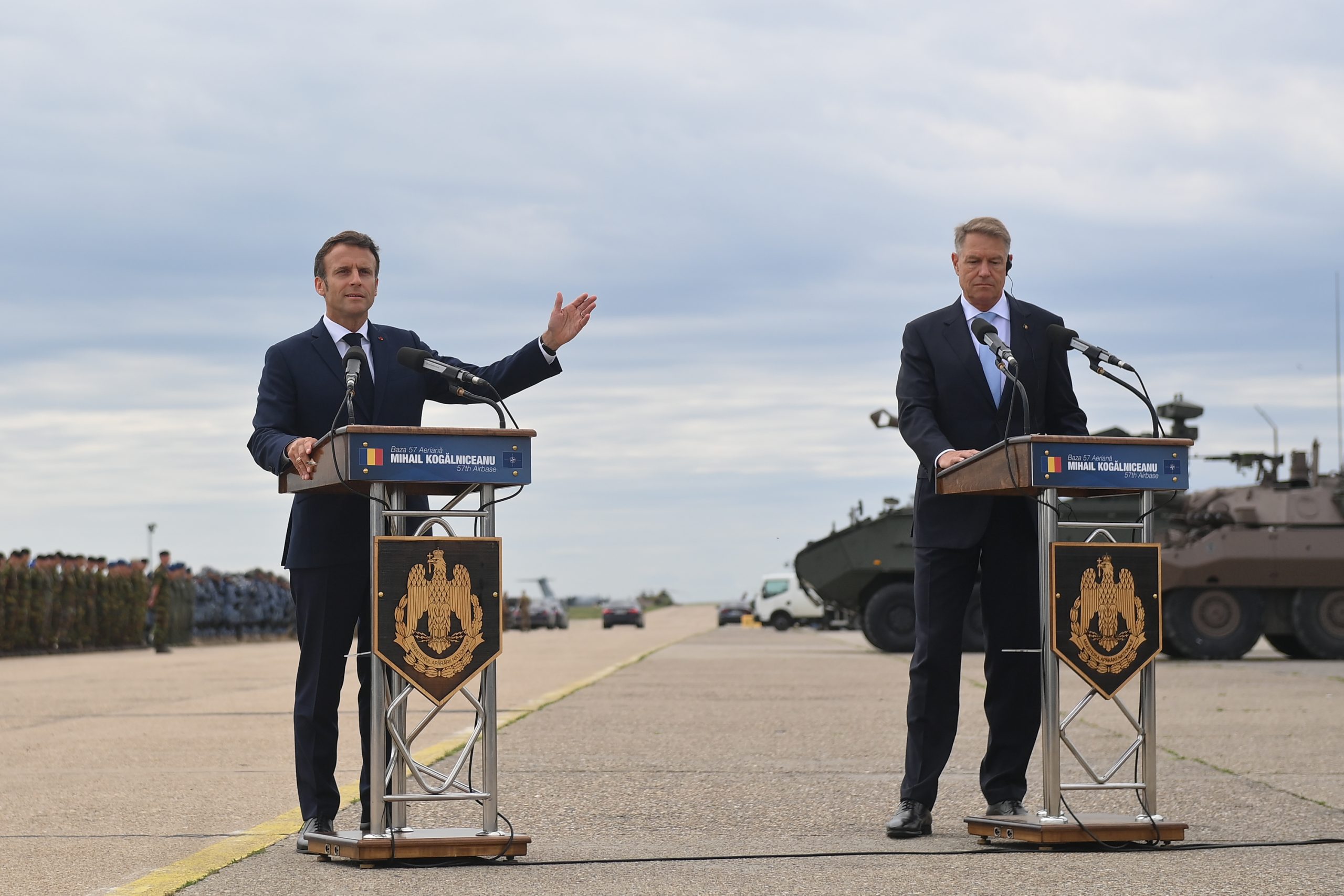 VIDEO. Macron și Iohannis au vizitat baza militară NATO de la Kogălniceanu, unde au susținut declarații de presă