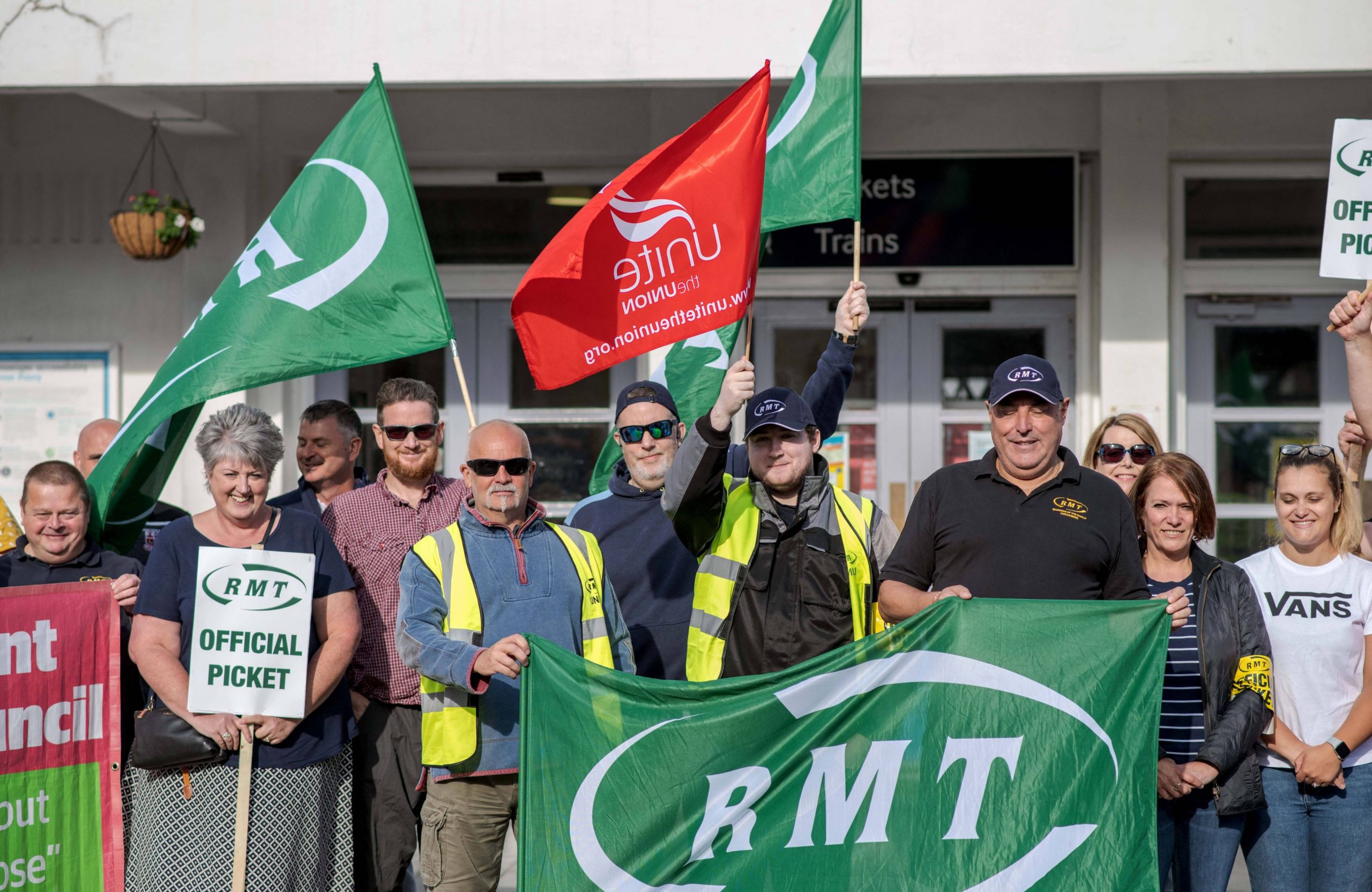 Metroul din Londra și trenurile britanice sunt paralizate de cea mai importantă grevă din ultimii 30 ani