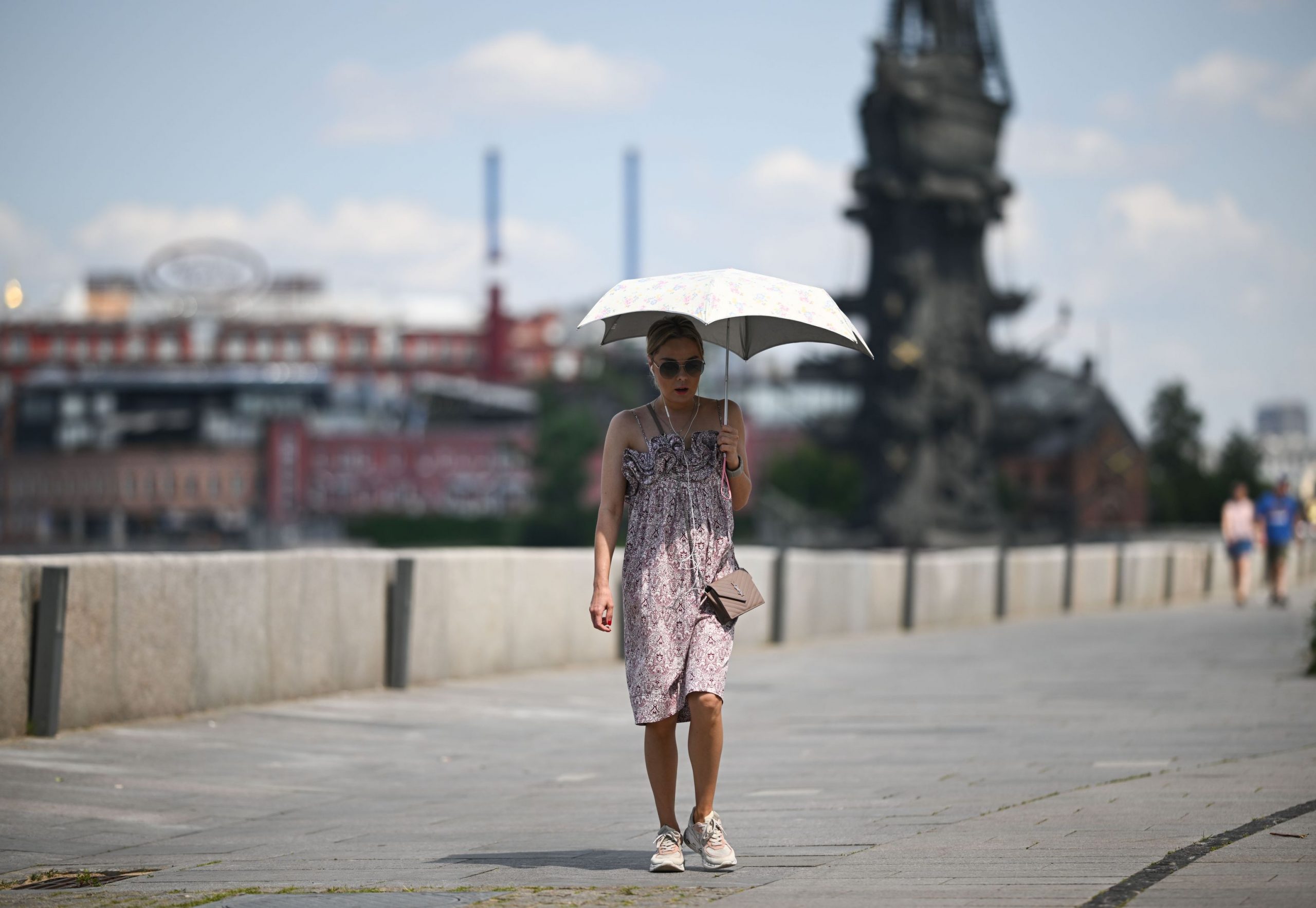 Погода на начало мая 2024. Жара в Москве в августе 2023. Аномальная жара в Москве. Прохладное лето в Москве. Москва жара девушки.