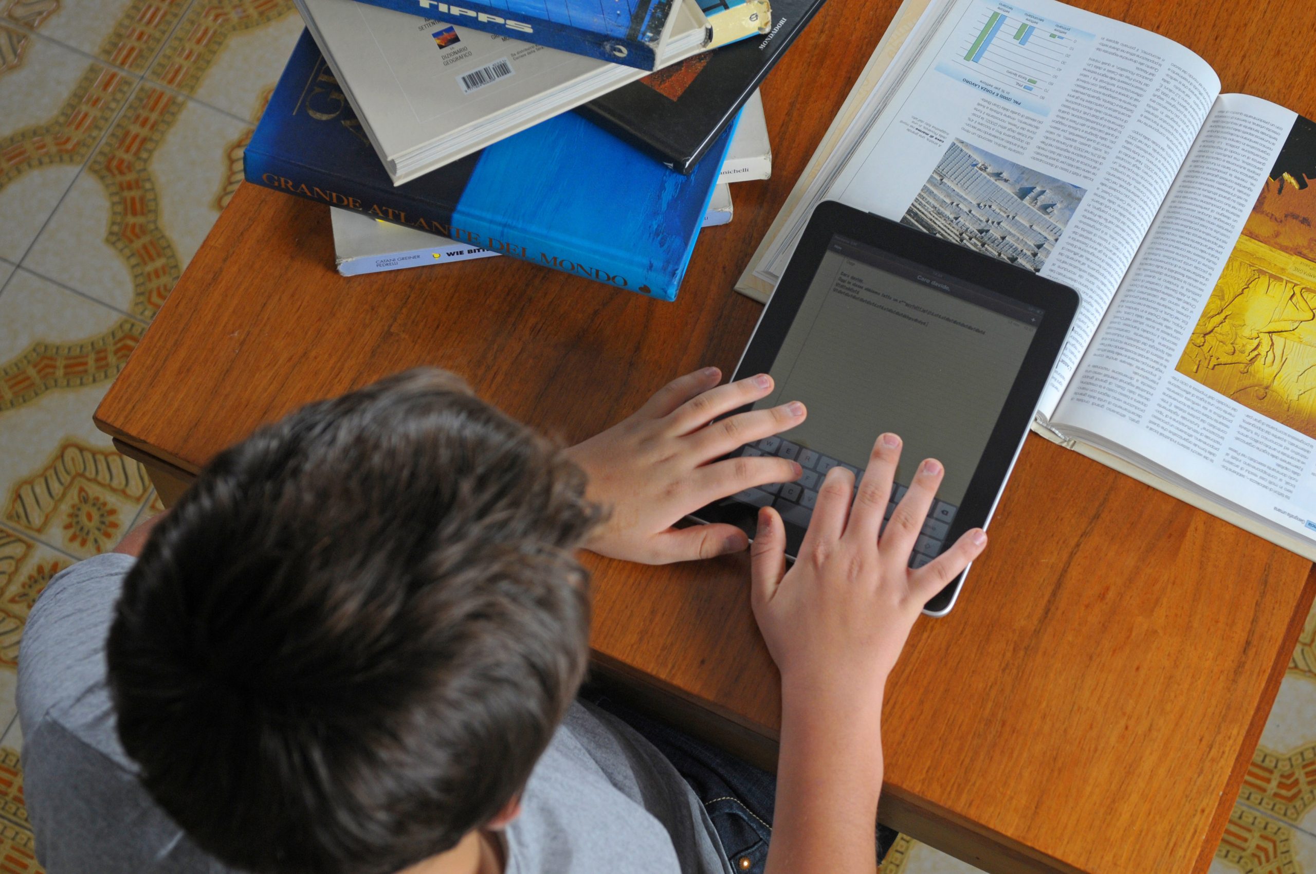 Caz incredibil: Un copil de 11 ani i-a întrecut pe Einstein şi Hawking la testul celor mai deştepti oameni din lume