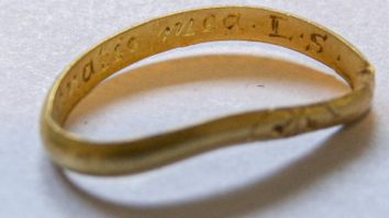 Un inel de aur inscripționat „Memento mori” vechi de 300 de ani, găsit pe câmpul unui fermier