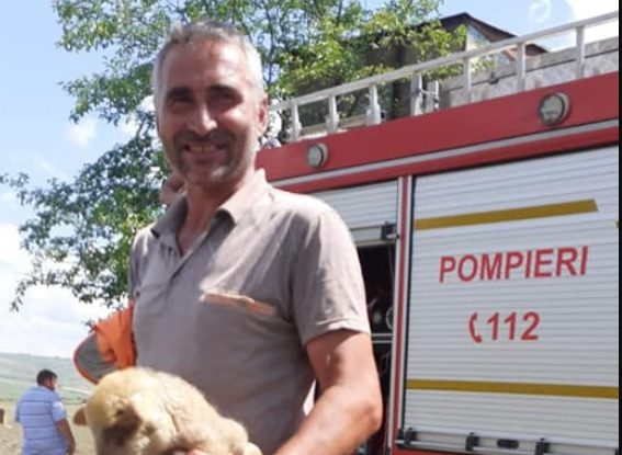 Un miel a fost salvat dintr-o țeavă de gaz de către pompieri după ce a supraviețuit 36 de ore