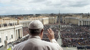 30 de italieni s-au afișat în fața Papei cu mesaje vulgare pe tricou
