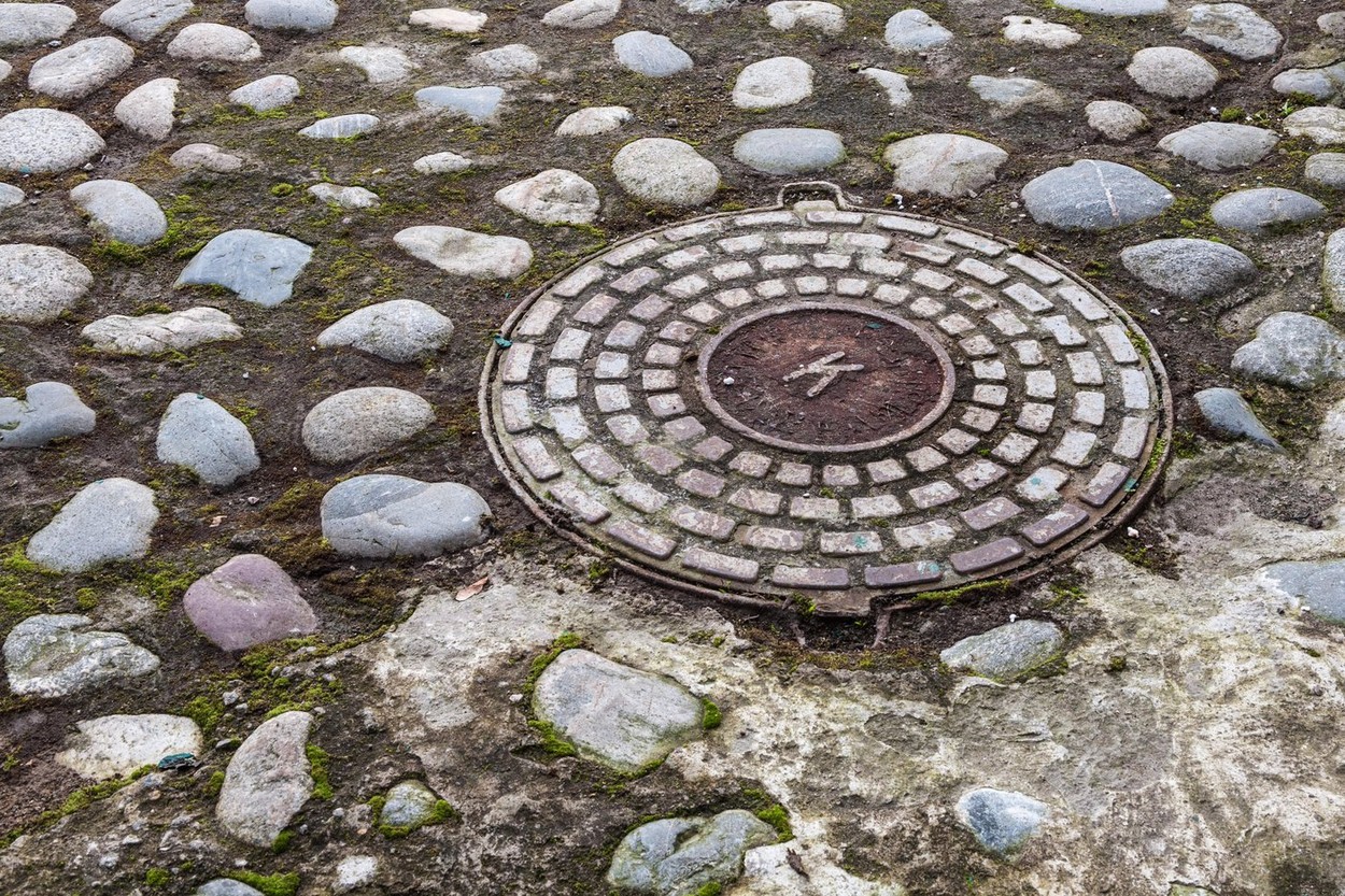 Un băiețel de 8 ani a fost găsit după mai bine de o săptămână în canalizare