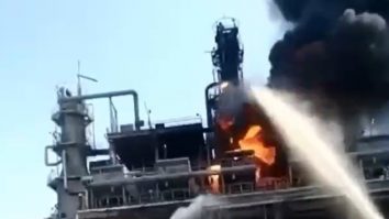 VIDEO. Incendiu la rafinăria rusă Novoşakhtinsk, aflată la doar 8 kilometri de graniţa cu Ucraina
