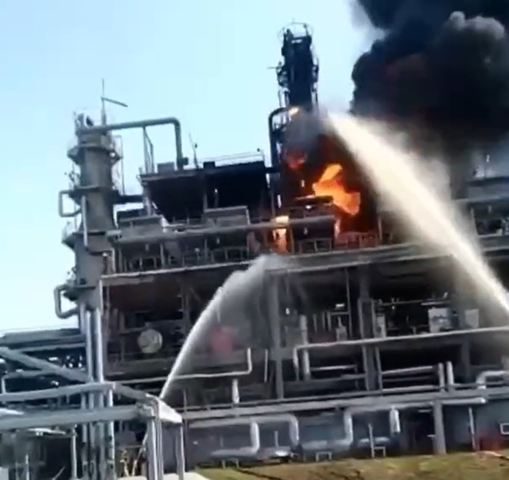 VIDEO. Incendiu la rafinăria rusă Novoşakhtinsk, aflată la doar 8 kilometri de graniţa cu Ucraina