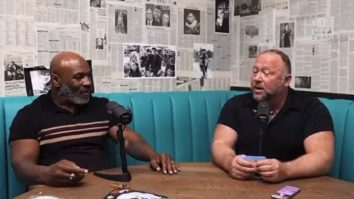 Mike Tyson fumează iarbă LIVE