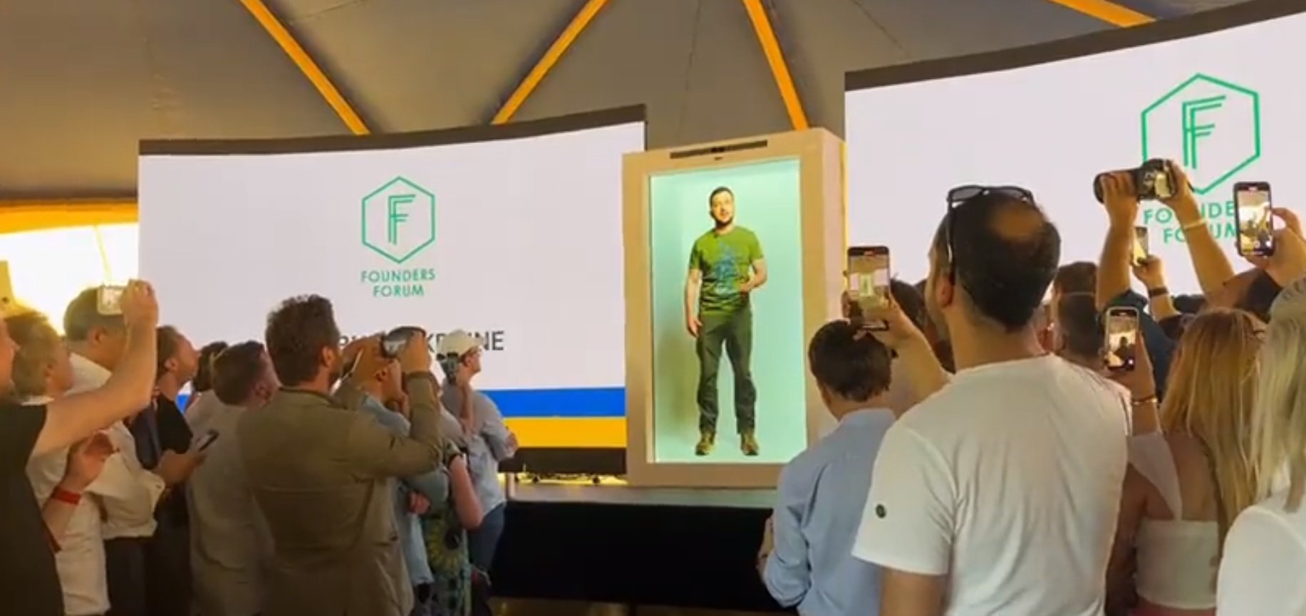 Zelenski a vorbit cu marile firme de tehnologie printr-o hologramă