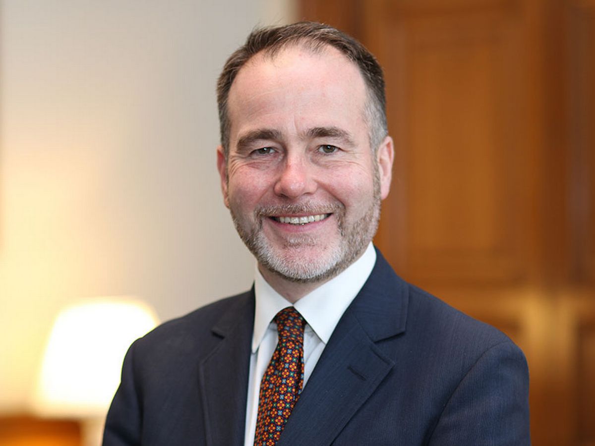 Un cunoscut politician britanic demisionează din Guvern după ce s-a îmbătat şi a pipăit bărbaţi