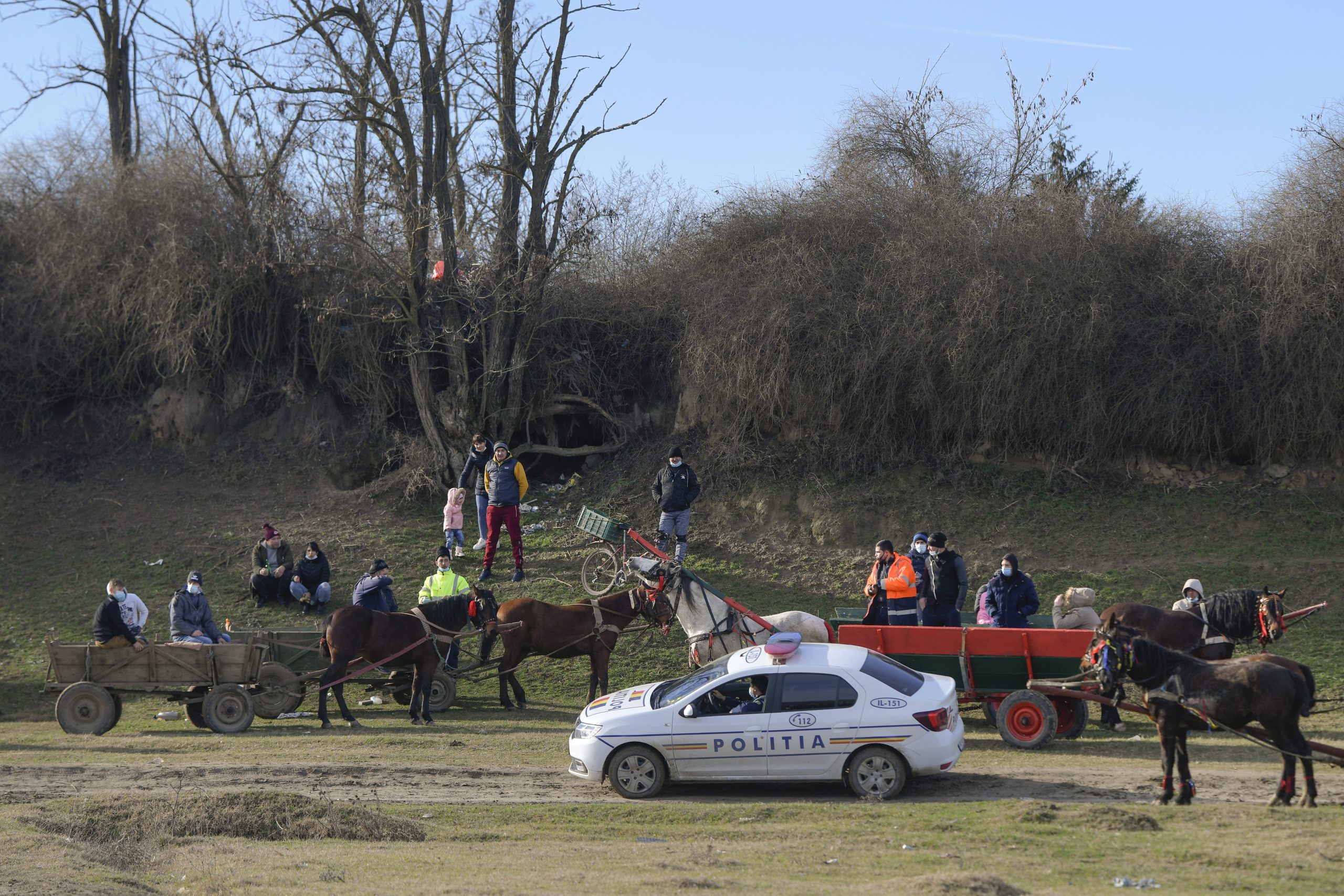 Un bărbat din Suceava a intrat cu căruța într-un magazin, în semn de protest față de Poliție