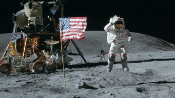 Jacheta purtată de Buzz Aldrin pe Lună a fost vândută la licitaţie pentru aproape 2,8 milioane de dolari