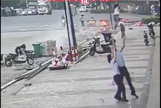 VIDEO. Reacția miraculoasă a unui bărbat care a salvat o fetiță din căderea de la etajul cinci