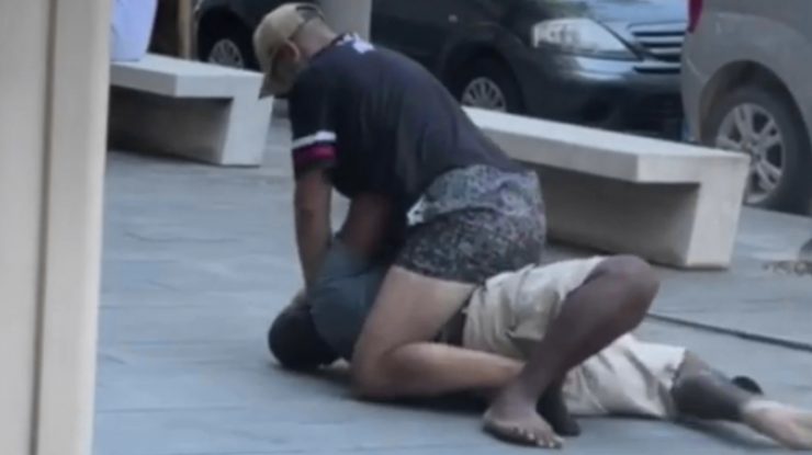 Uciderea în plină zi a unui vânzător stradal nigerian șochează Italia. Nimeni nu a intervenit să îl salveze