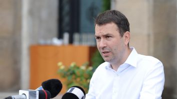 Liderul USR: „Petrecerea pe pastile a PNL şi PSD se va termina la spitalul FMI, cu România pe aparate”