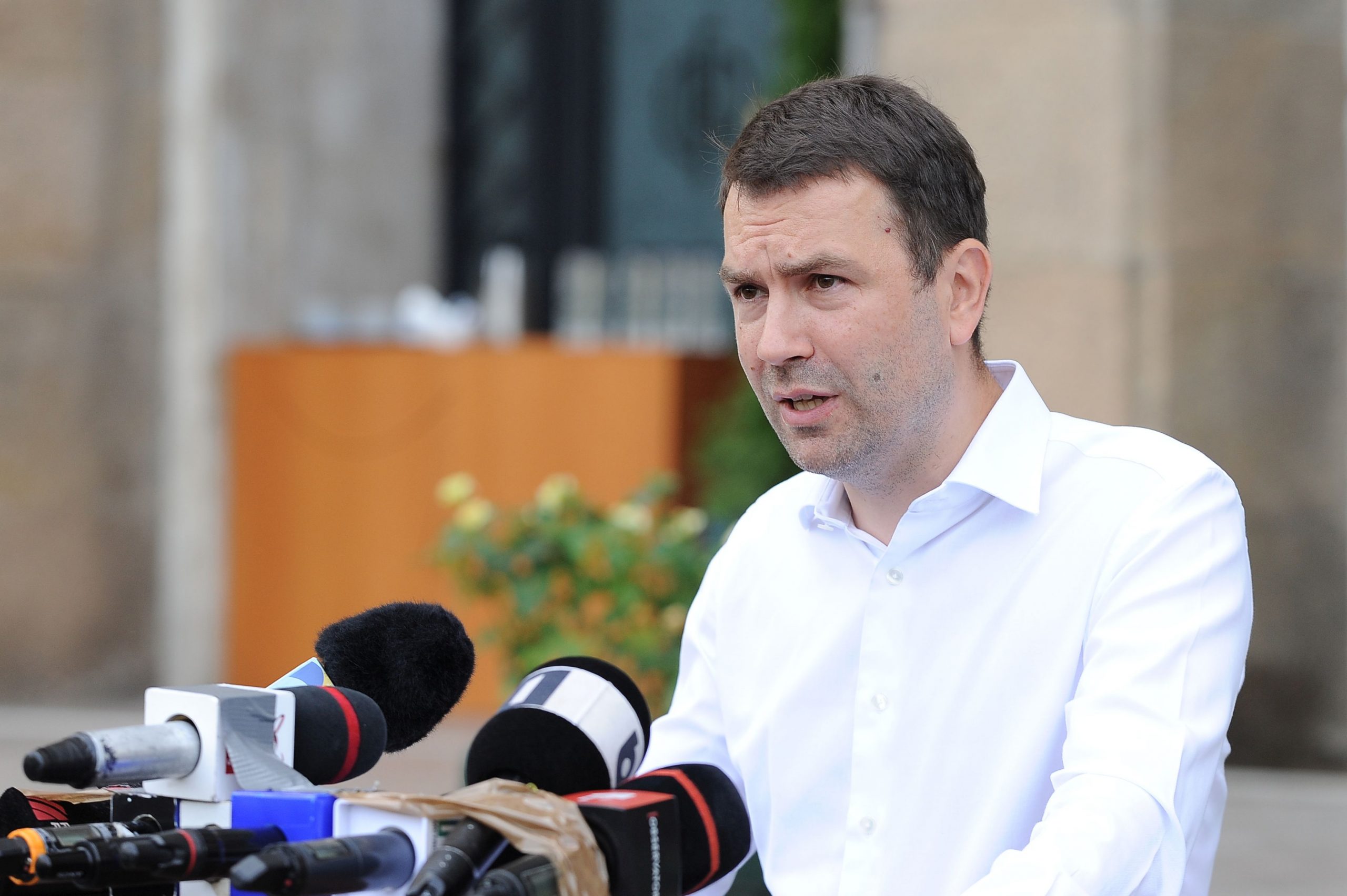 Liderul USR: „Petrecerea pe pastile a PNL şi PSD se va termina la spitalul FMI, cu România pe aparate”