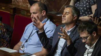 Cravata ca mesaj politic: Controversă în Franța cu privire la ținuta obișnuită a parlamentarilor