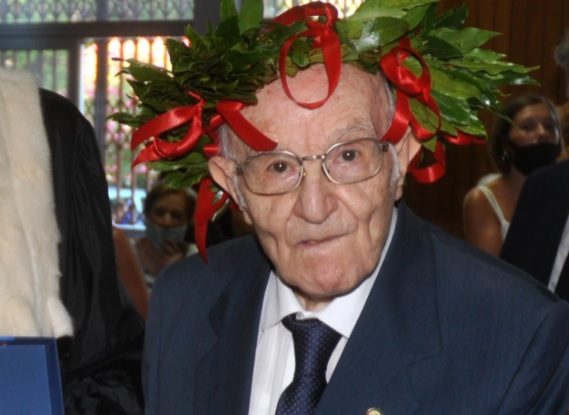 Don Giuseppe, cel mai bătrân student din Italia, e din nou absolvent la vârsta de 98 de ani