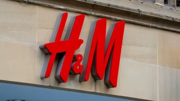 H&M îşi va lichida afacerile din Rusia  din cauza unei situații „imposibile”