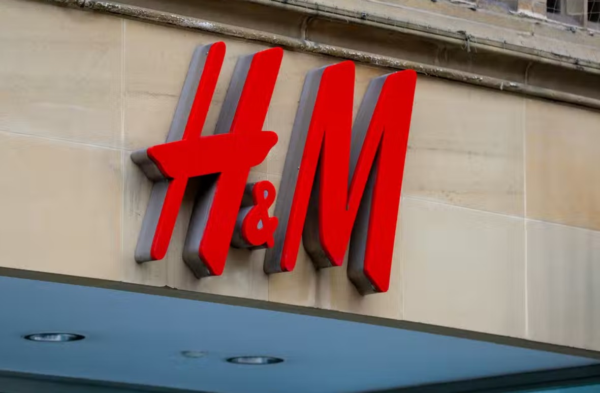 H&M îşi va lichida afacerile din Rusia  din cauza unei situații „imposibile”
