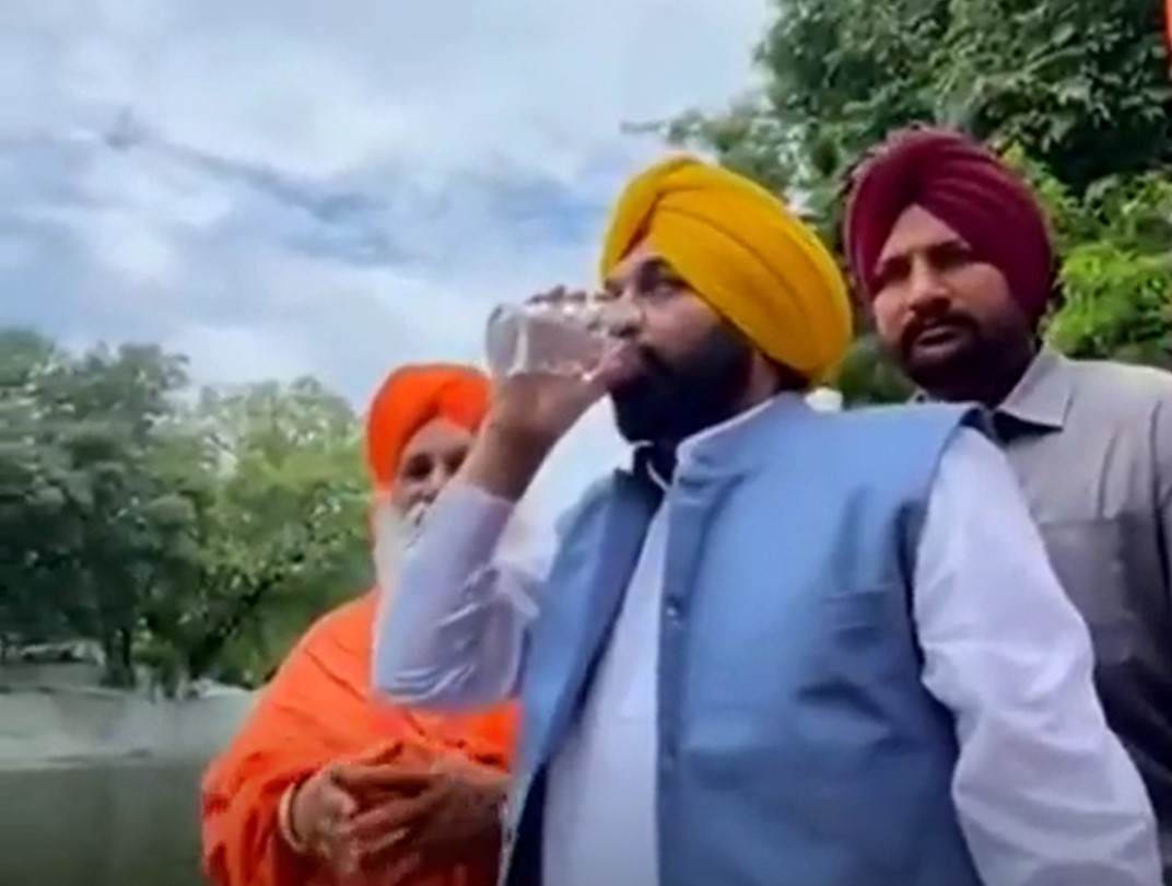 VIDEO. Un ministru indian a băut apă din „râul sfânt” pentru a dovedi că este curată și a ajuns la spital